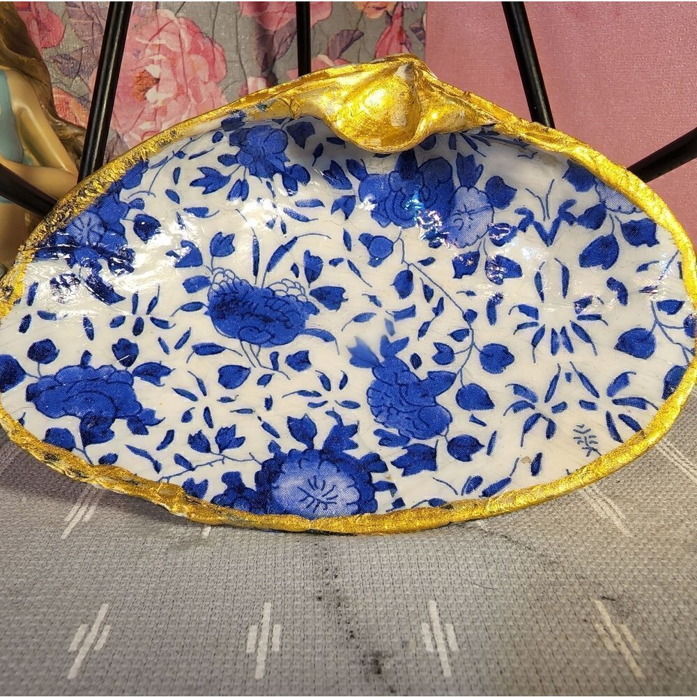 DECOUPAGE CLAM SHELL DECOUPAGE BLUE FLOWERS 💐 ON A CLAM SHELL TRINKET DISH - Picture 1 of 10